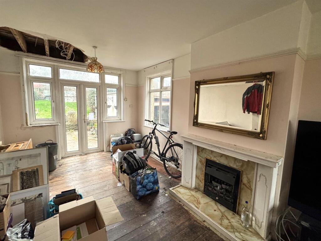 LIVING ROOM.jpg