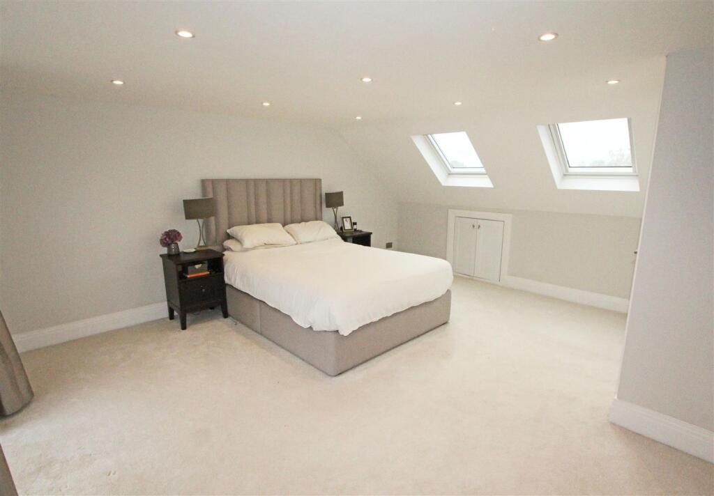 IMG_6627 bed1 skylights.jpg