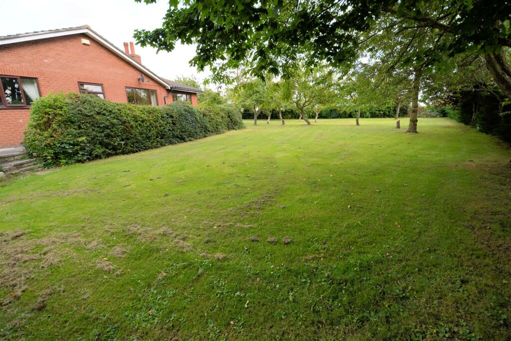 Lodge Farm Bungalow Outside - side
