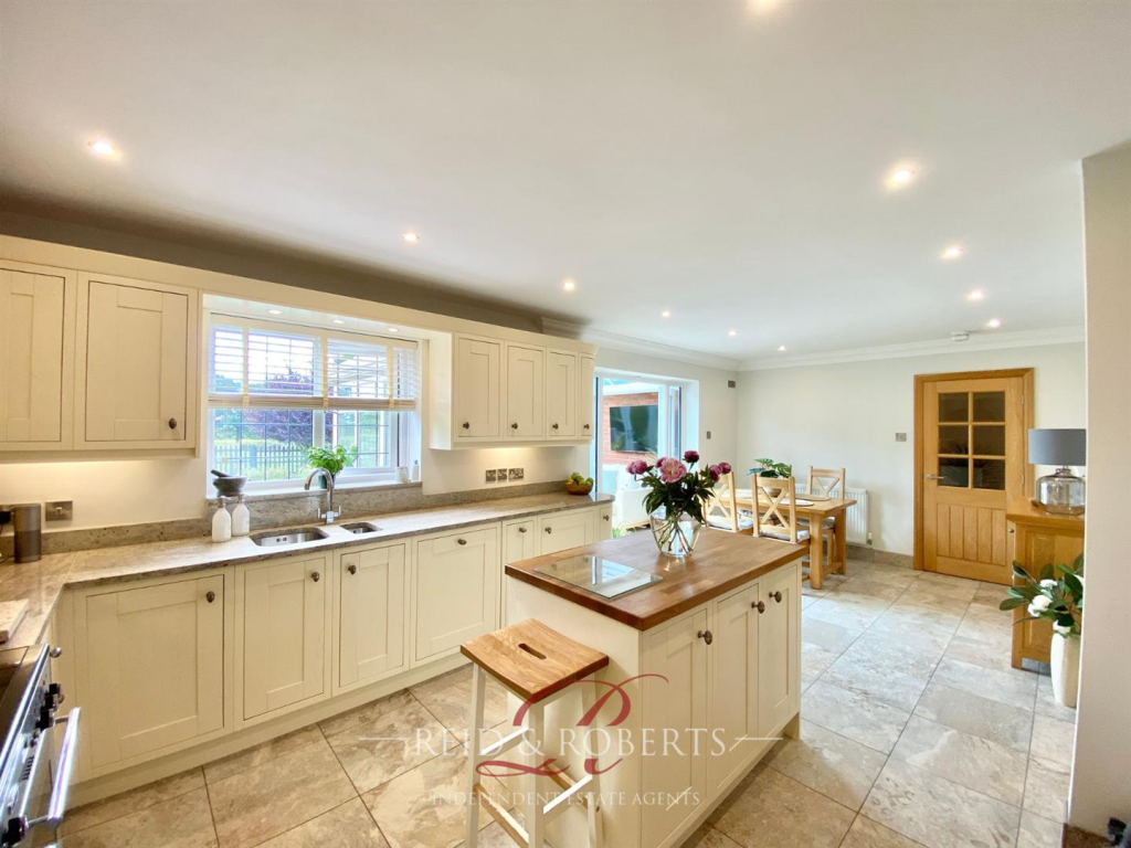 Kitchen/ Breakfast Room