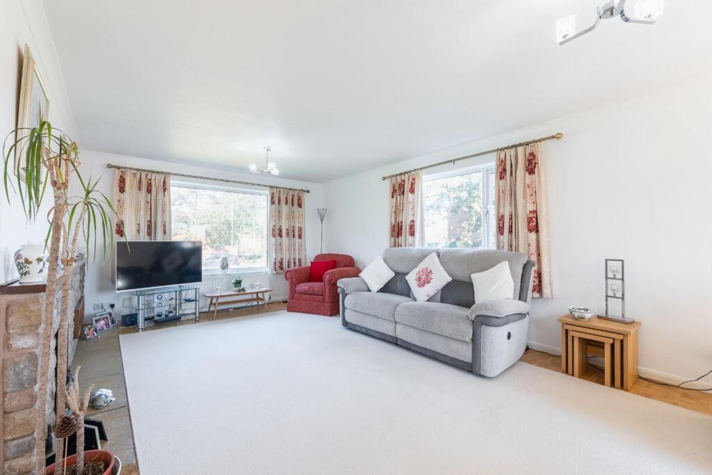 SPACIOUS LOUNGE/DINING ROOM