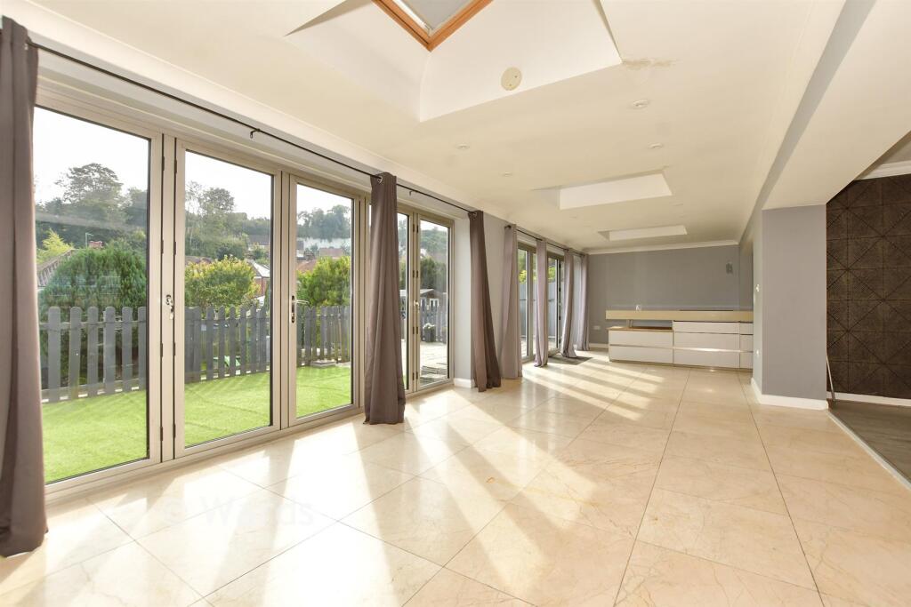 Breakfast/ Dining Area