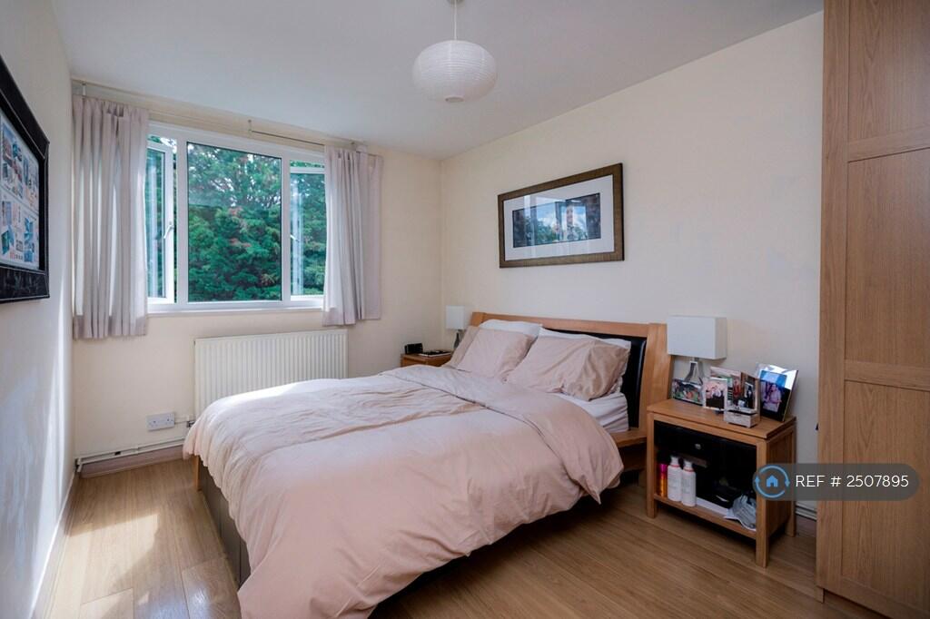 Bedroom 1 - Facing Syon Park
