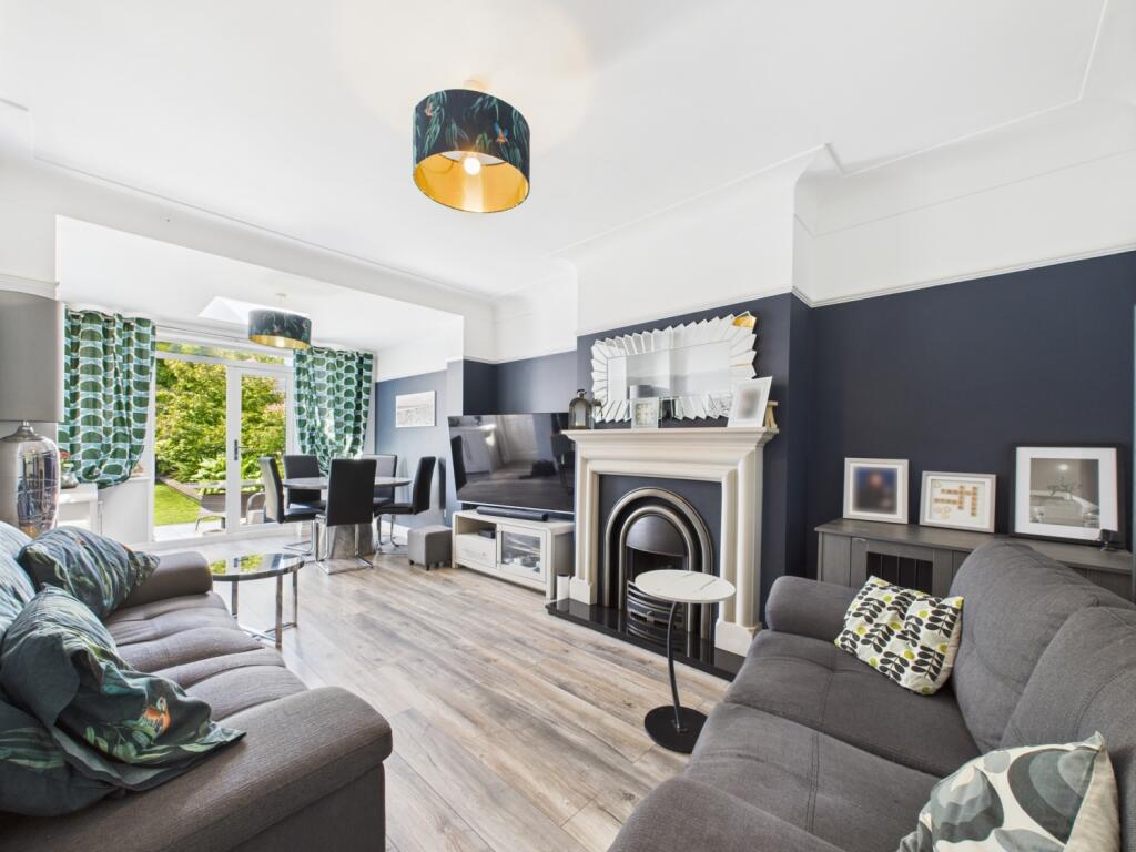 CAM02386G0-PR0139-STILL014