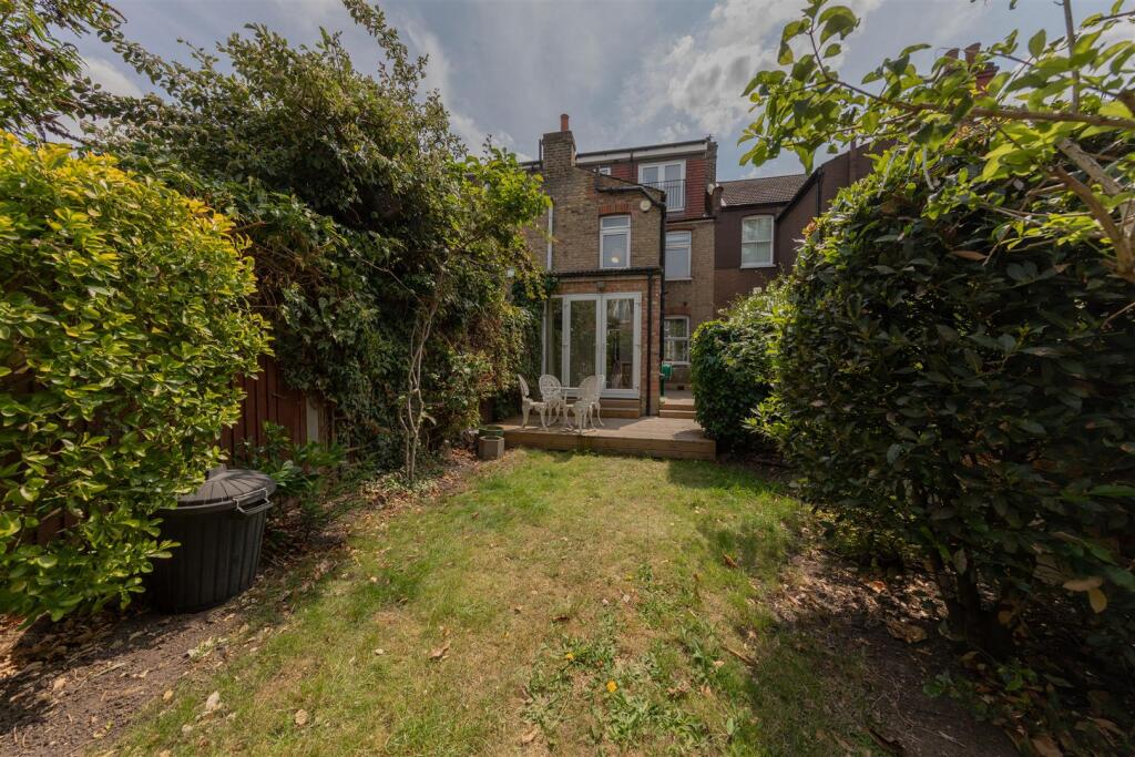 Albert Road, E18