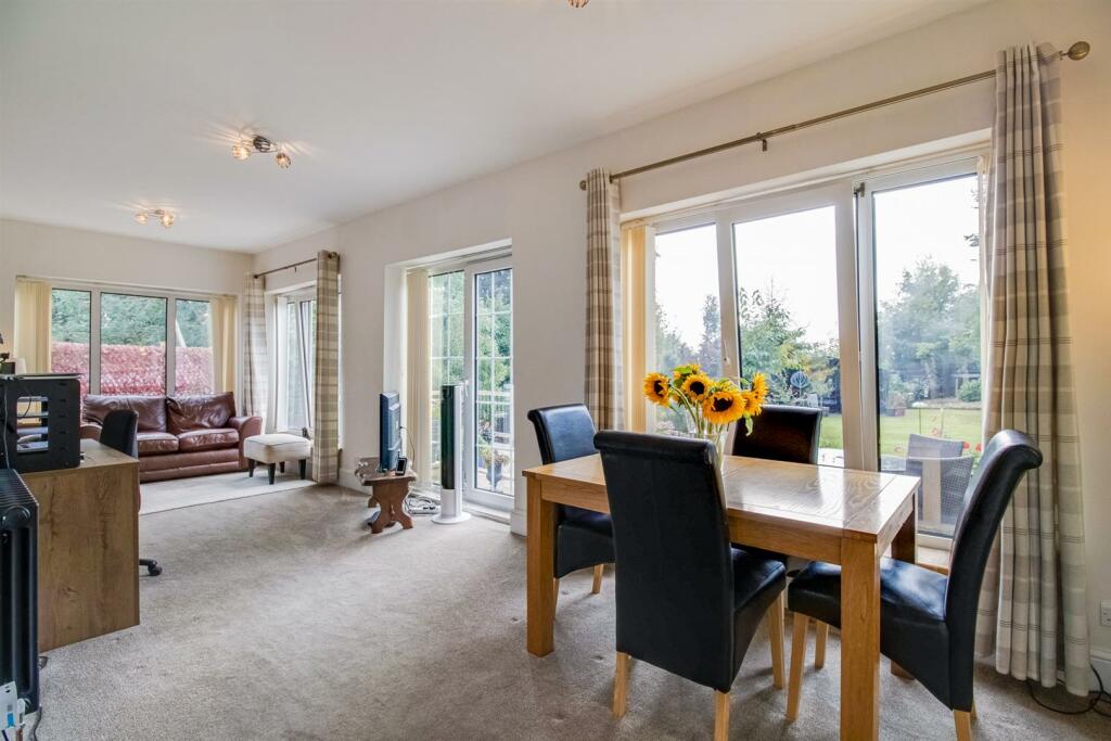 SITTING/DINING ROOM