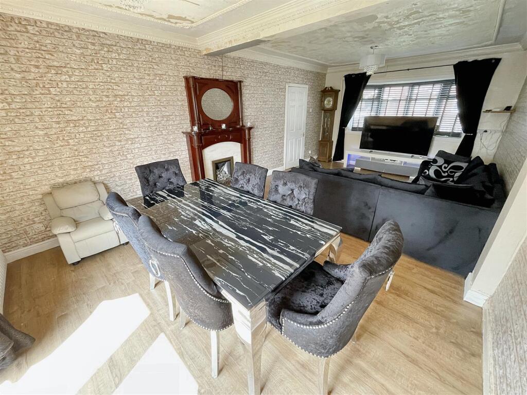 LOUNGE/DINER
