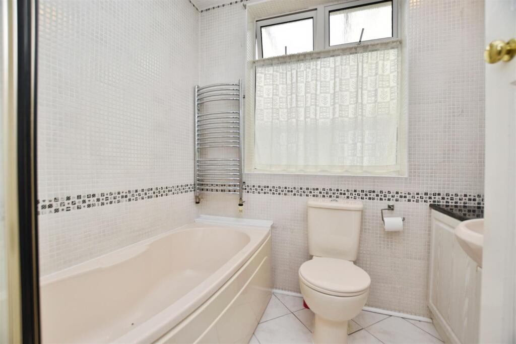b2089a7f-bathroom.JPG