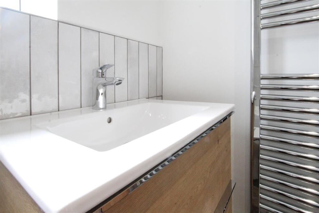 Family Bathroom-3.jpg