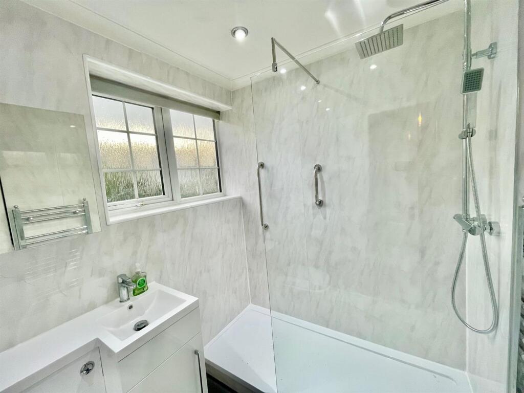 25 Sandringham Shower Room.jpg