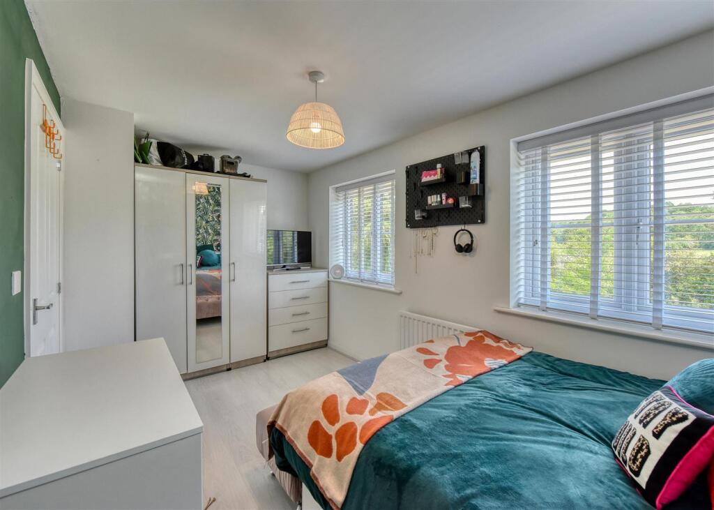 27 Gittins Park-Bedroom 1.jpg