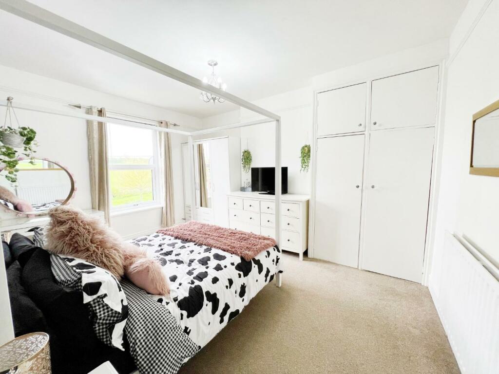 Bedroom 1 pic 1.jpg
