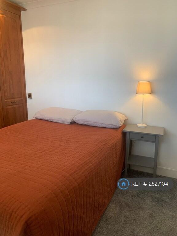 Double Bedroom With Build In Wardrobe 