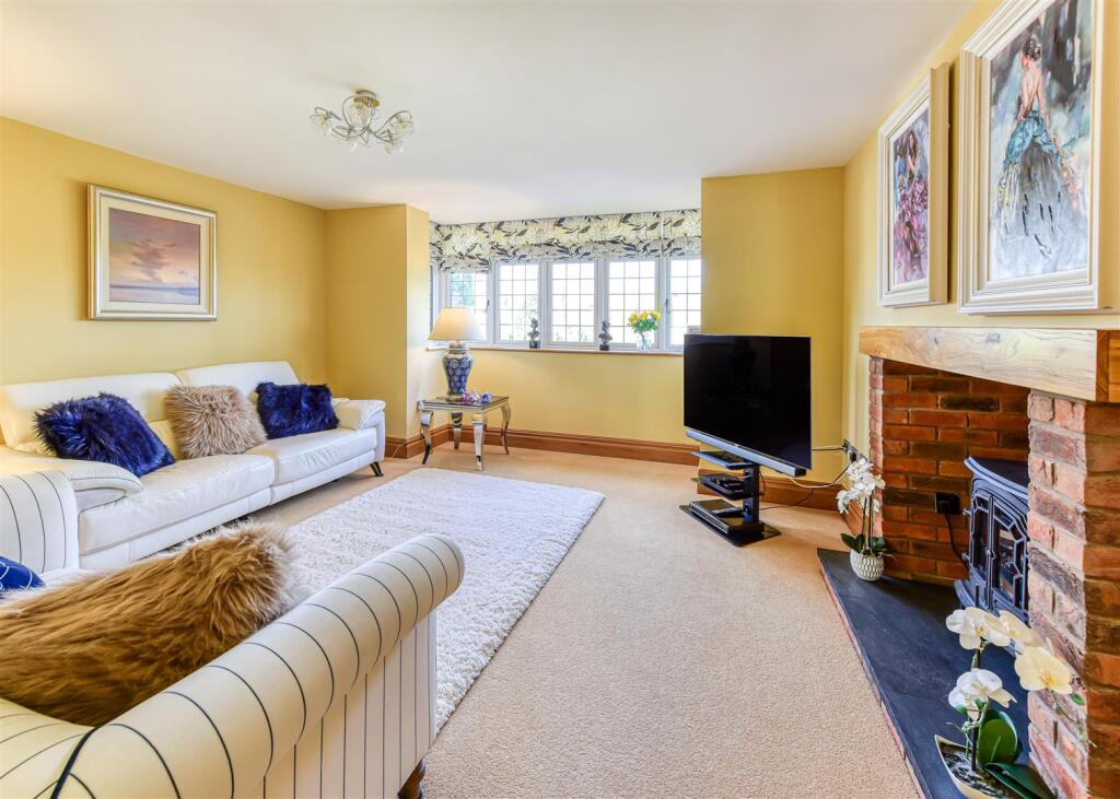 3 The Gables-lounge1.jpg
