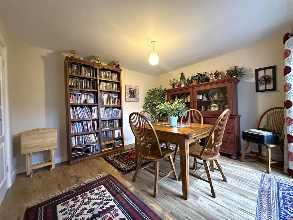 Spacious Dining Room 718