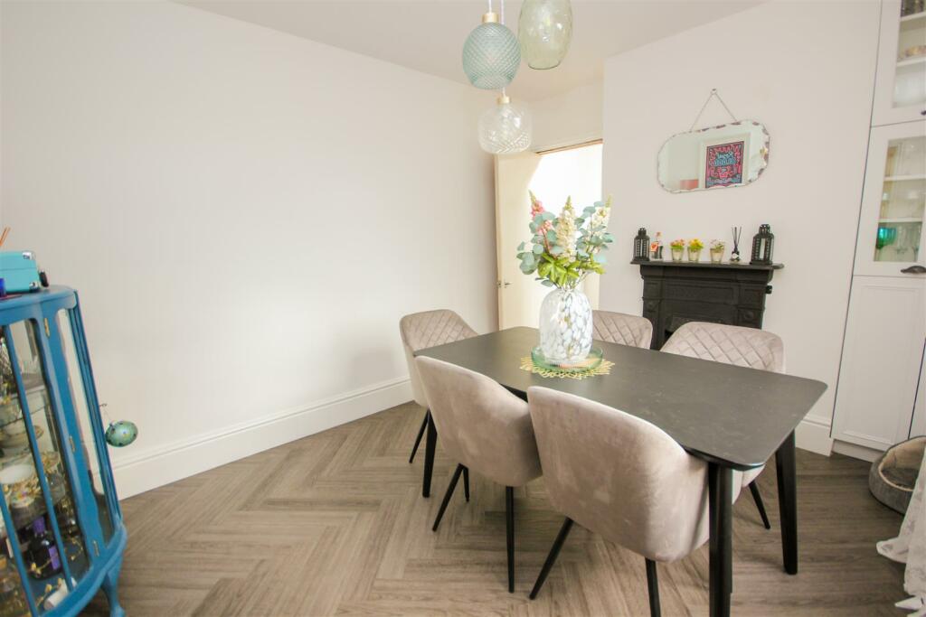 Breakfast Room 1.jpg