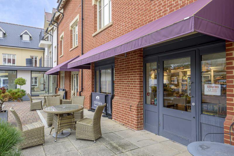 Cotton's café outdoor seating