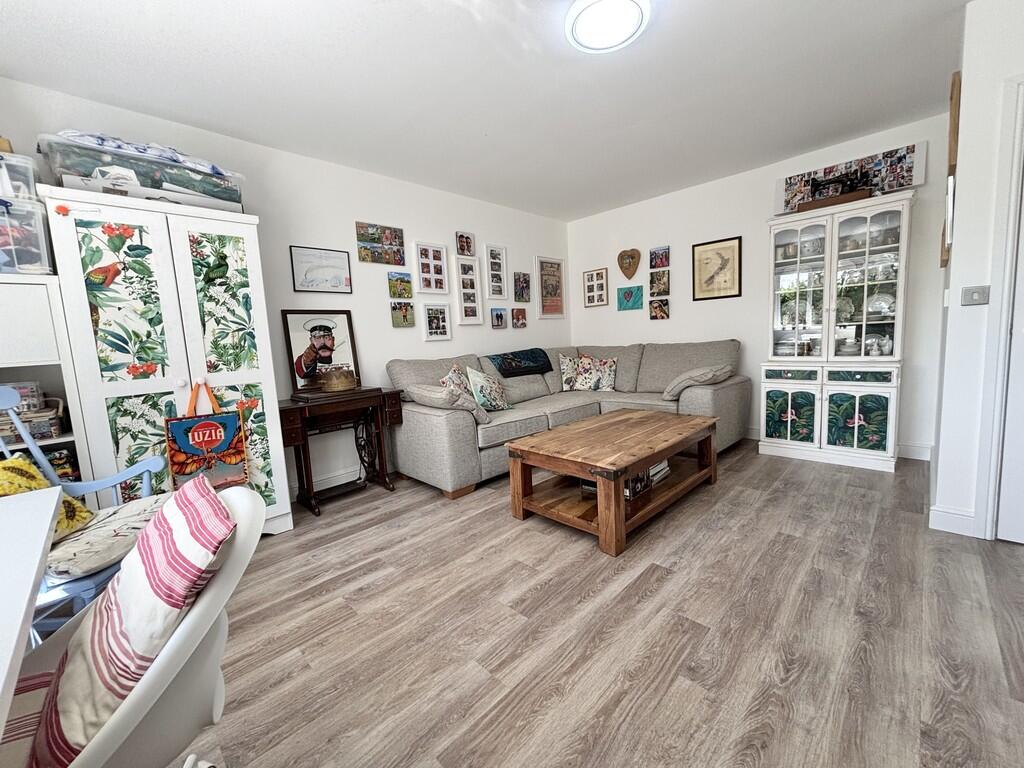 Living Room/Bedro...