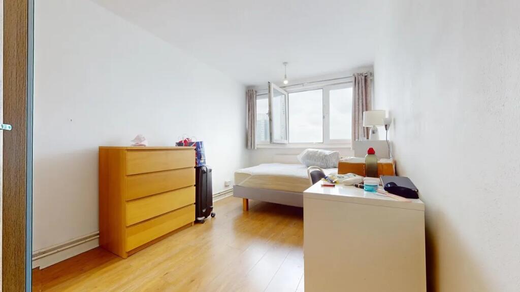 Bright single bedroom with natural light stream...