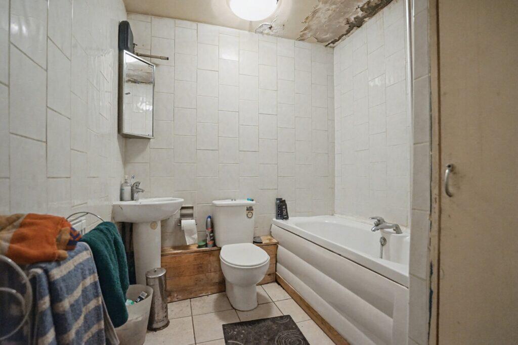 Kirwyn Way- Bathroom