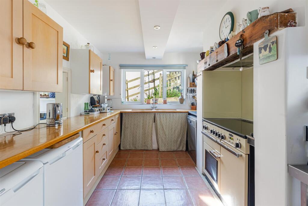 A15 - 9 Broad Park, Dartmouth - 250924.jpg