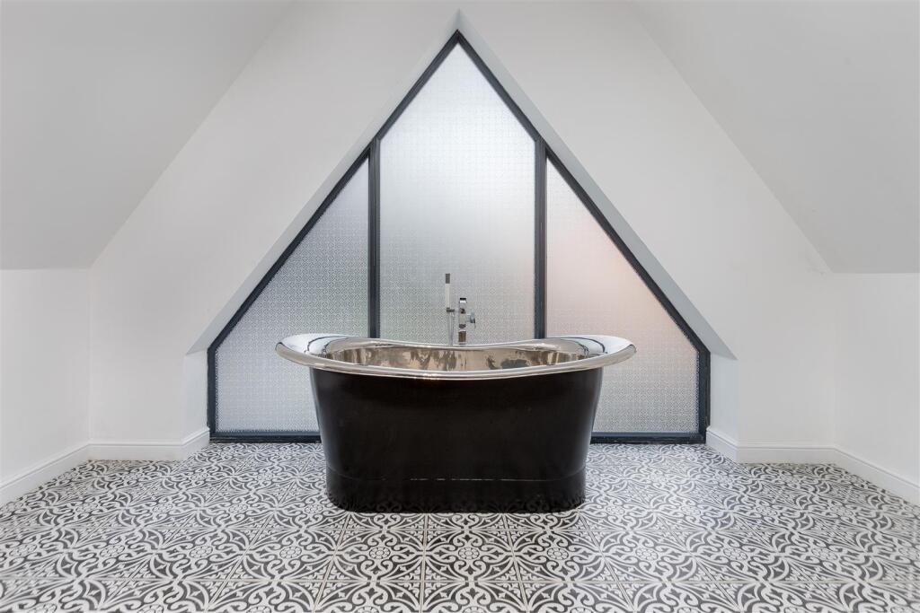 Free-Standing Bath