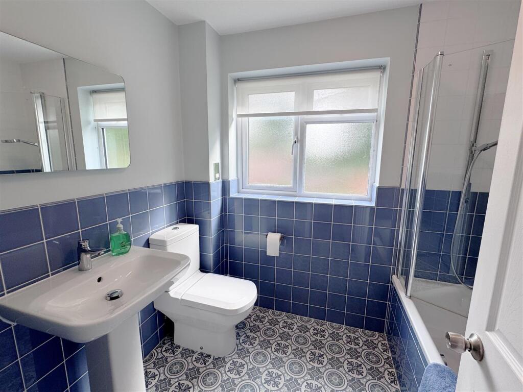 BATHROOM 1.JPG