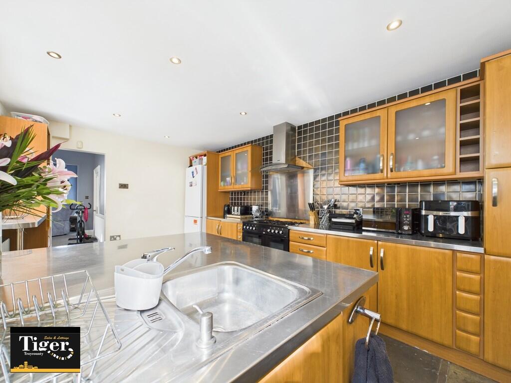 CAM02176G0-PR0541...