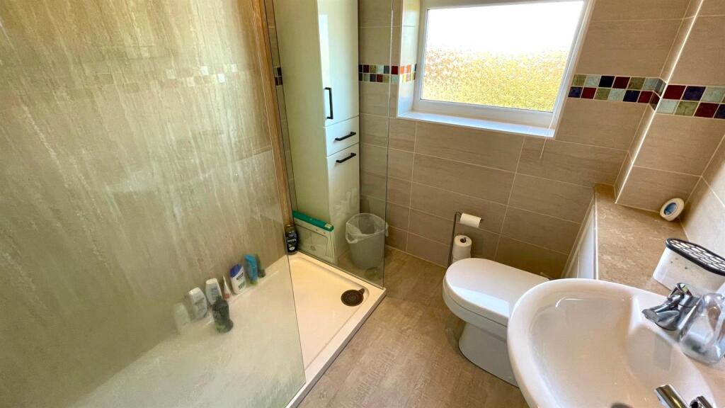 FAMILY SHOWER ROOM