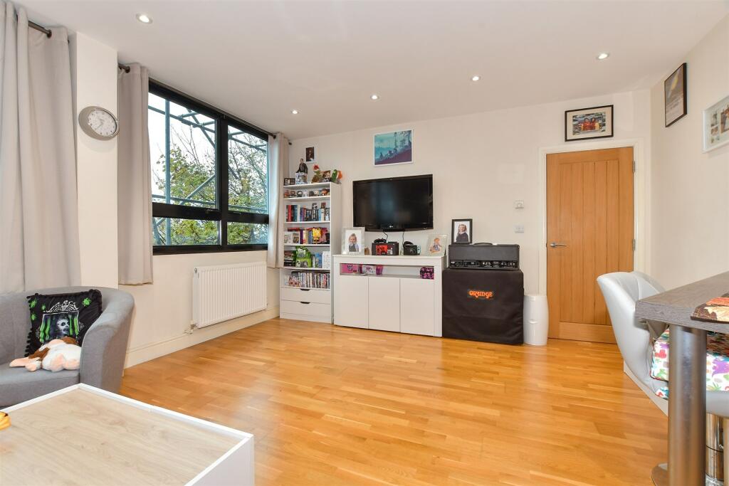 Lounge/Kitchen