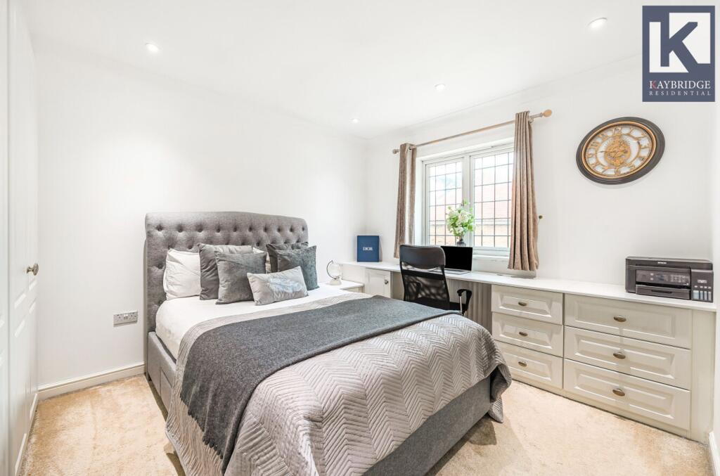 Oakwood Avenue, Epsom