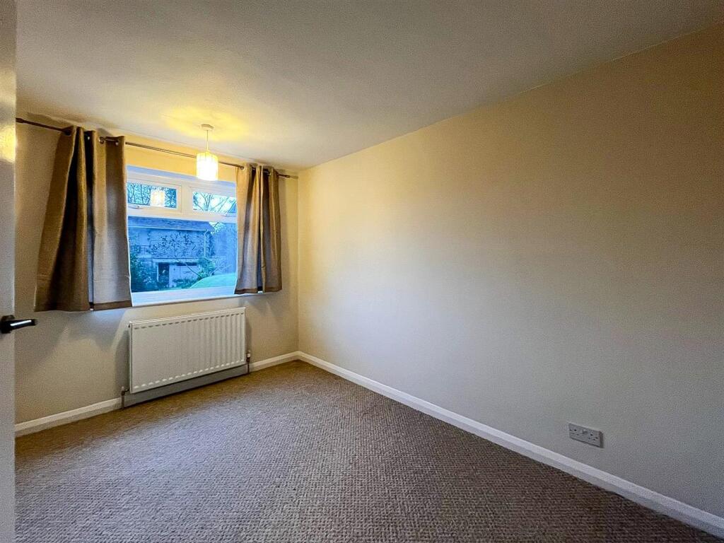 19 High Trees -  Bedroom 1.jpg