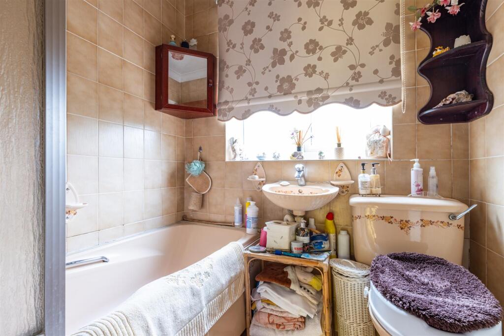 bathroom .jpg