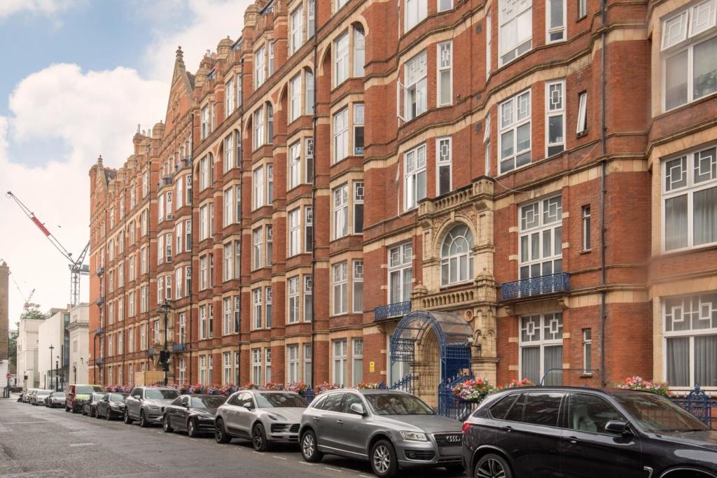 Bickenhall Mansions 60- fro.jpg