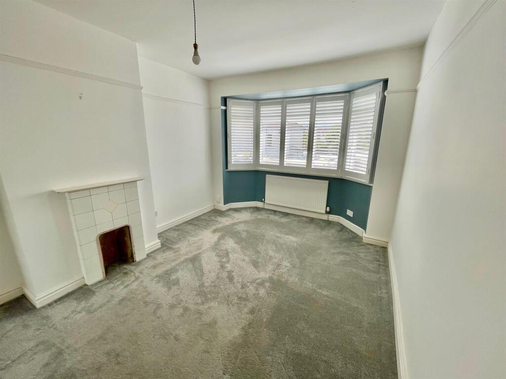38 Clive Close Bed 1.jpg