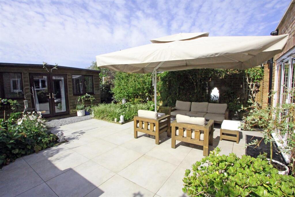 IMG_3668 patio umbrella.jpg