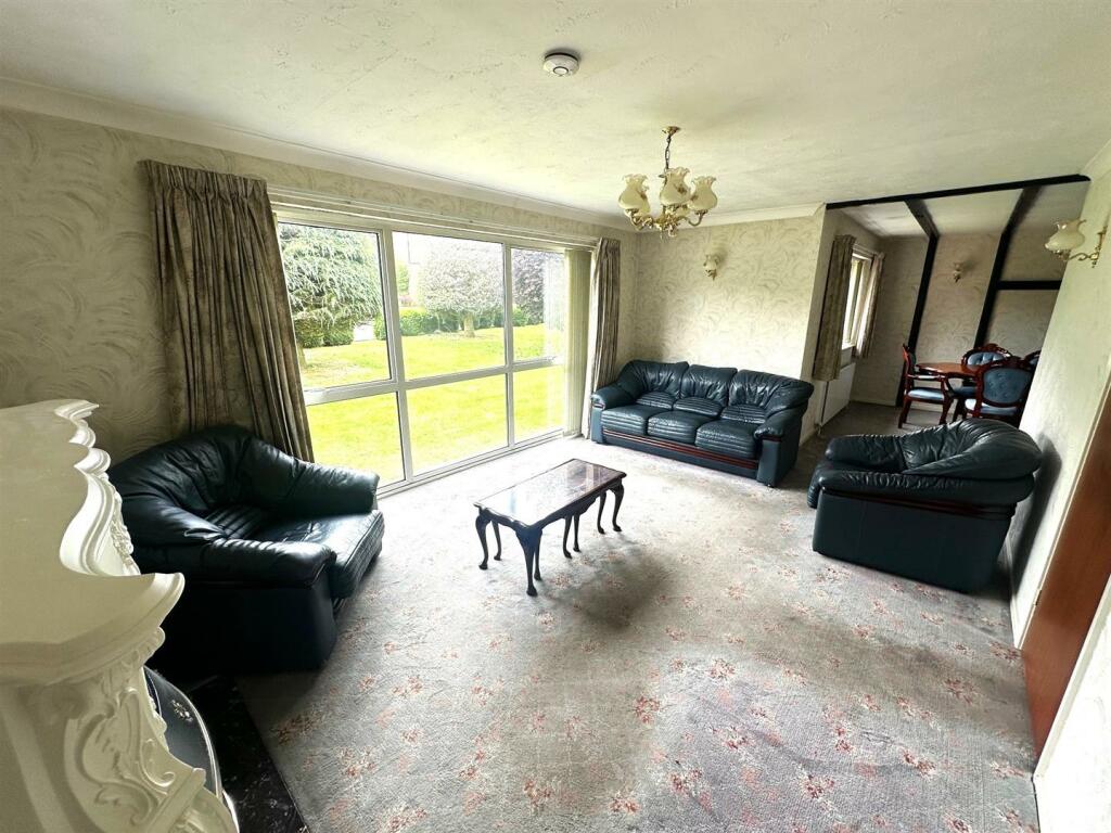 Lounge 1.jpg