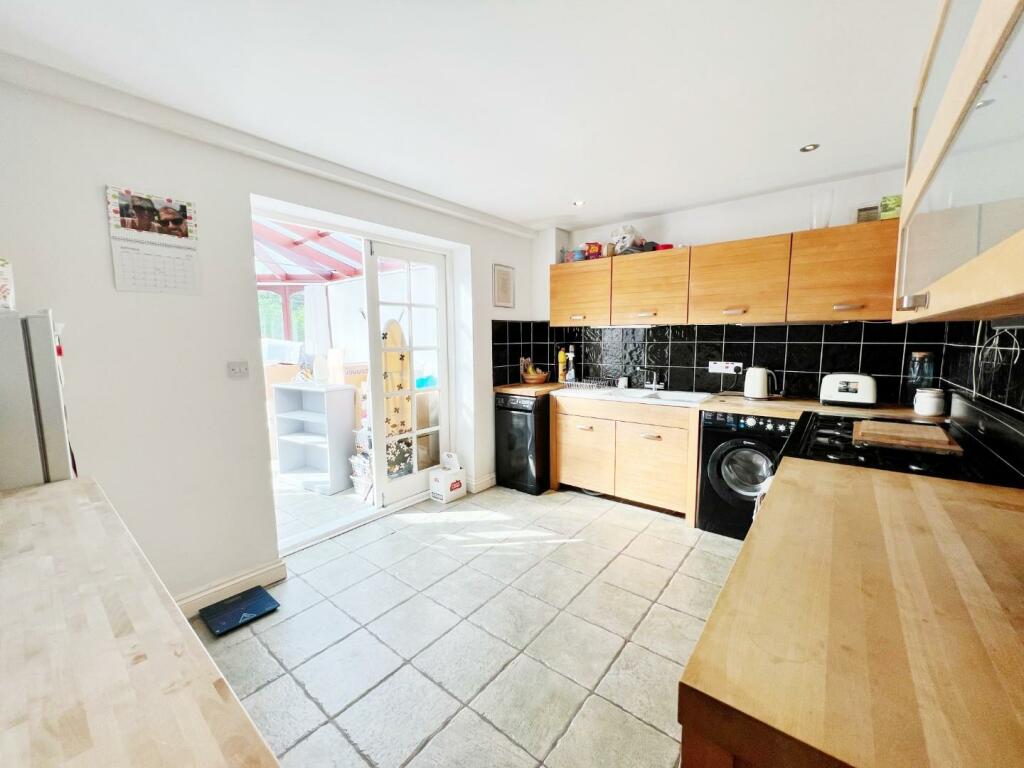 Kitchen pic 1.jpg