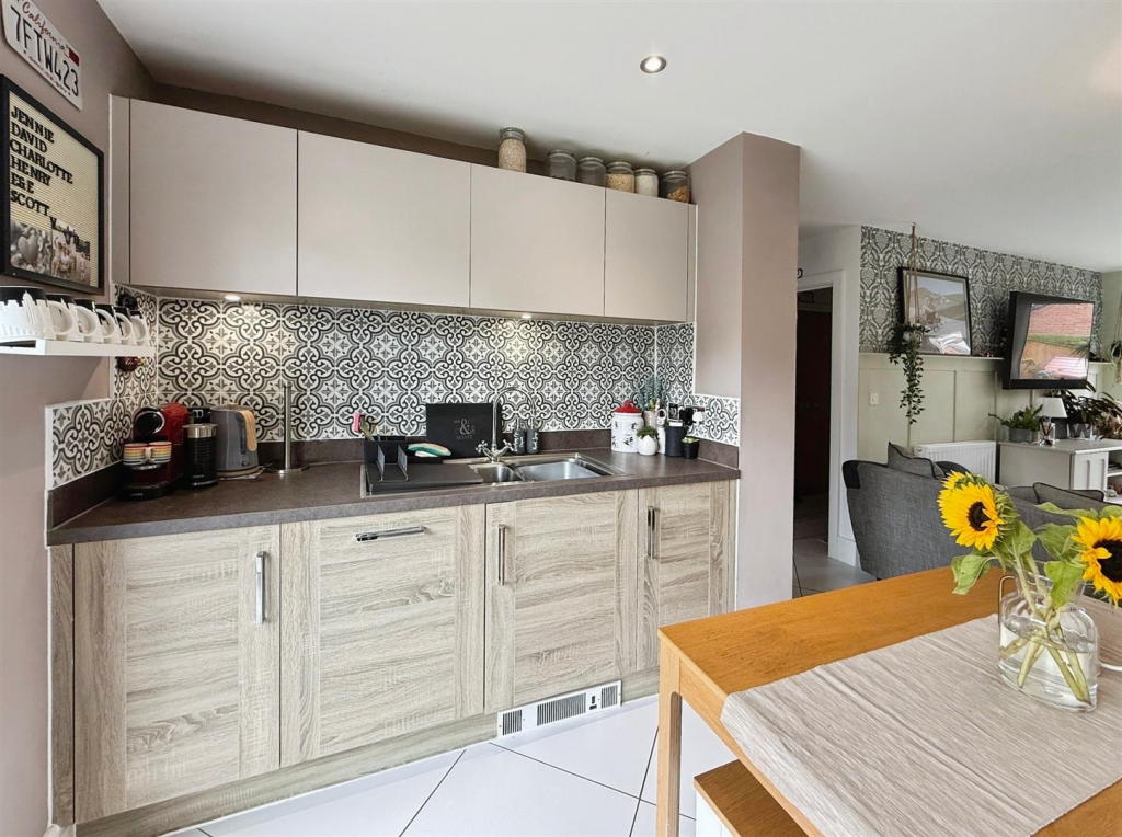 Open plan kitchen/Living area