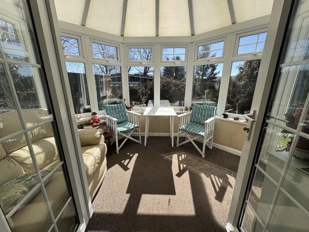 14 - Doors to Conservatory.jpg