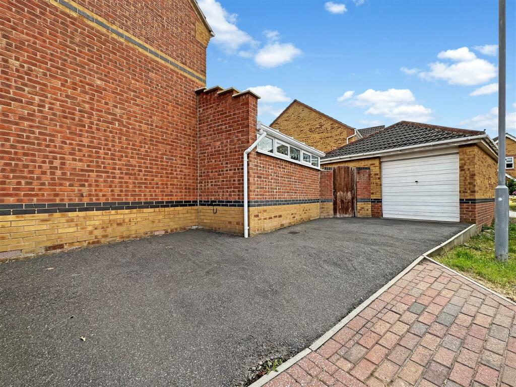 Garage &amp; Tarmac Driveway 572