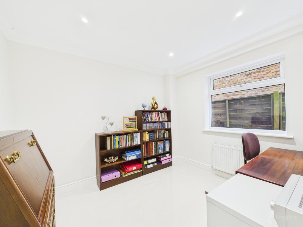 CAM02136G0-PR0375-STILL010