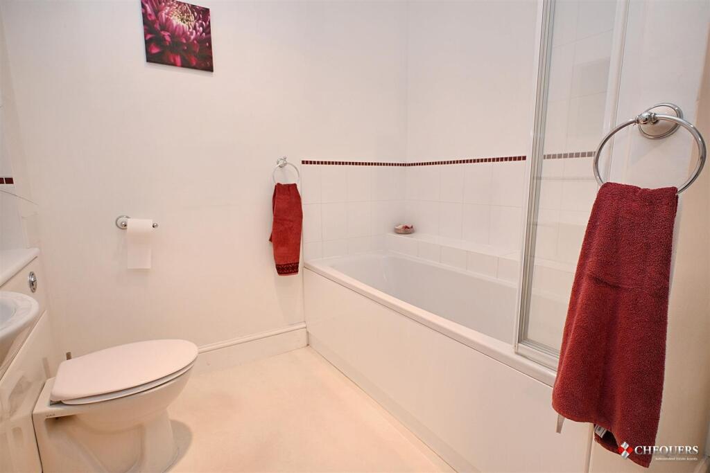 Ensuite/ dressing room