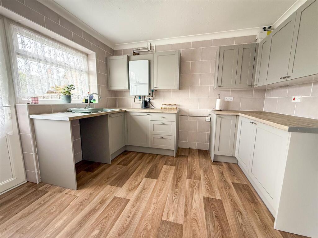FITTED KITCHEN