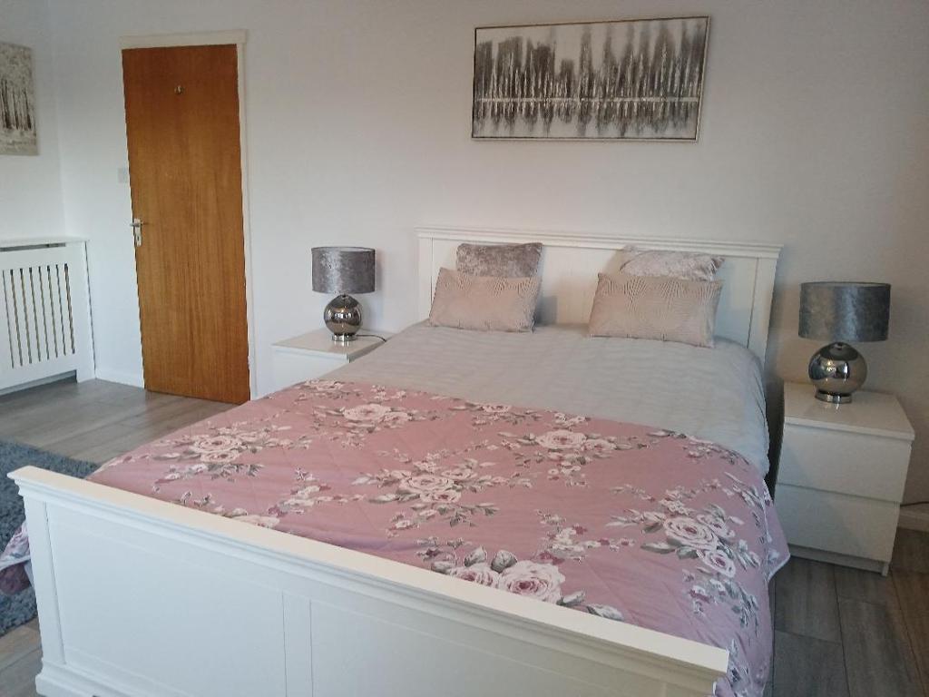 Bedroom with king-size bed and views