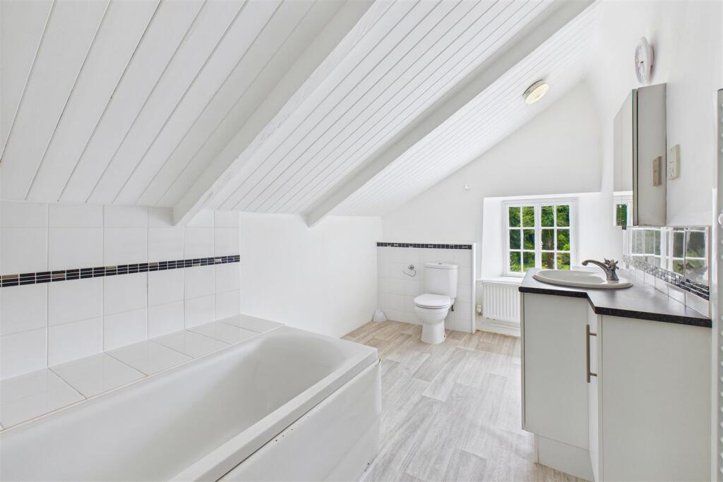 Manuels Farmhouse Upstairs Bathroom