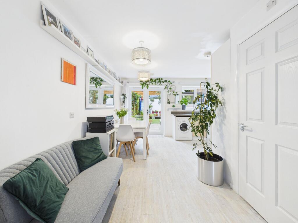 Zone between Lounge and Dining Kitchen