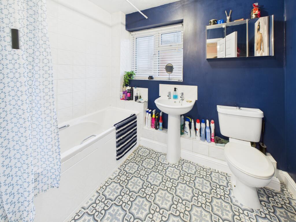 CAM04825G0-PR0245-STILL003