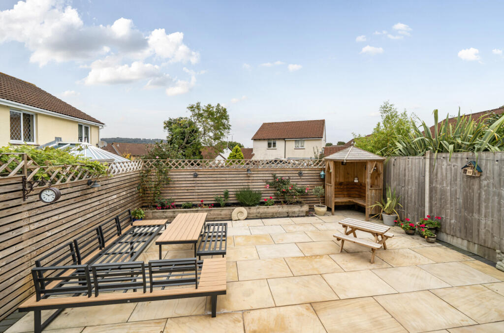 1365820-5-68ee1e0...