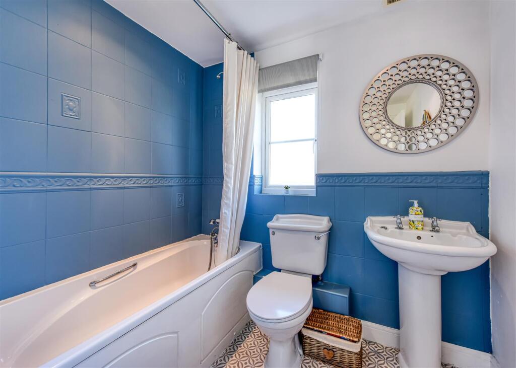 3 Riverside Gardens-bathroom.jpg